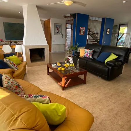 Villa Med A 2 Kilometros Andando De La Playa, Del Puerto De Aguadoc Y A 4 Del Centro De Muy Soleada Todo El Dia Capacidad Superior A 16 Personas No Requiere Coche Sitges