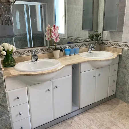 Villa Med A 2 Kilometros Andando De La Playa, Del Puerto De Aguadoc Y A 4 Del Centro De Muy Soleada Todo El Dia Capacidad Superior A 16 Personas No Requiere Coche