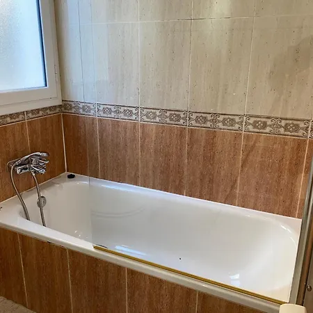 Med A 2 Kilometros Andando De La Playa, Del Puerto De Aguadoc Y A 4 Del Centro De Muy Soleada Todo El Dia Capacidad Superior A 16 Personas No Requiere Coche Villa *