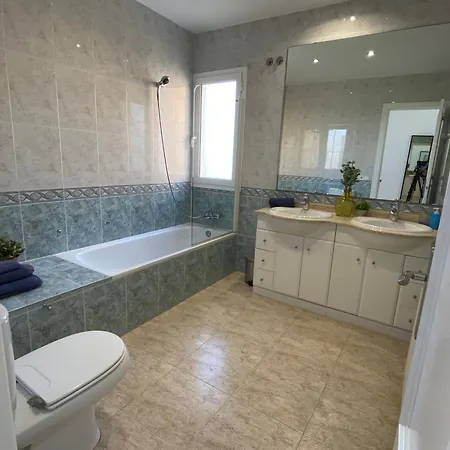 Villa Med A 2 Kilometros Andando De La Playa, Del Puerto De Aguadoc Y A 4 Del Centro De Muy Soleada Todo El Dia Capacidad Superior A 16 Personas No Requiere Coche *