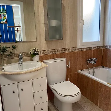 Med A 2 Kilometros Andando De La Playa, Del Puerto De Aguadoc Y A 4 Del Centro De Muy Soleada Todo El Dia Capacidad Superior A 16 Personas No Requiere Coche Villa Sitges