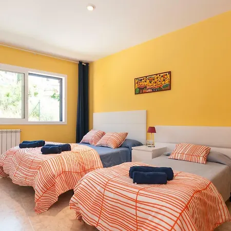 Villa Med A 2 Kilometros Andando De La Playa, Del Puerto De Aguadoc Y A 4 Del Centro De Muy Soleada Todo El Dia Capacidad Superior A 16 Personas No Requiere Coche