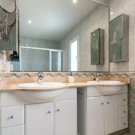 Med A 2 Kilometros Andando De La Playa, Del Puerto De Aguadoc Y A 4 Del Centro De Muy Soleada Todo El Dia Capacidad Superior A 16 Personas No Requiere Coche Sitges