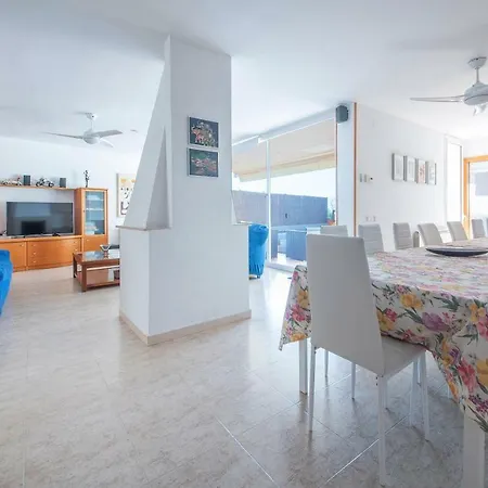 Villa Med A 2 Kilometros Andando De La Playa, Del Puerto De Aguadoc Y A 4 Del Centro De Muy Soleada Todo El Dia Capacidad Superior A 16 Personas No Requiere Coche *