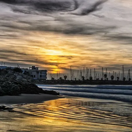 Villa Med A 2 Kilometros Andando De La Playa, Del Puerto De Aguadoc Y A 4 Del Centro De Muy Soleada Todo El Dia Capacidad Superior A 16 Personas No Requiere Coche Sitges