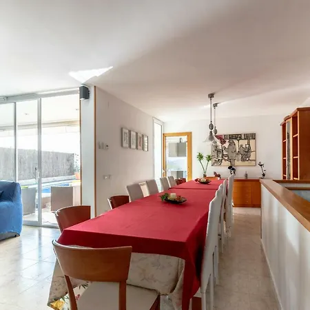 Med A 2 Kilometros Andando De La Playa, Del Puerto De Aguadoc Y A 4 Del Centro De Muy Soleada Todo El Dia Capacidad Superior A 16 Personas No Requiere Coche Villa Sitges