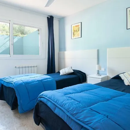 Villa Med A 2 Kilometros Andando De La Playa, Del Puerto De Aguadoc Y A 4 Del Centro De Muy Soleada Todo El Dia Capacidad Superior A 16 Personas No Requiere Coche Sitges