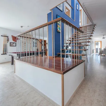 Med A 2 Kilometros Andando De La Playa, Del Puerto De Aguadoc Y A 4 Del Centro De Muy Soleada Todo El Dia Capacidad Superior A 16 Personas No Requiere Coche Sitges