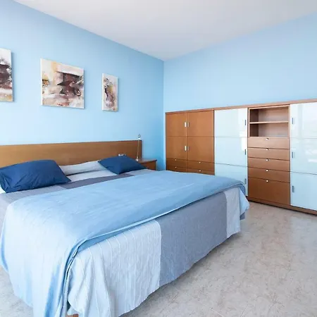 Med A 2 Kilometros Andando De La Playa, Del Puerto De Aguadoc Y A 4 Del Centro De Muy Soleada Todo El Dia Capacidad Superior A 16 Personas No Requiere Coche * Sitges