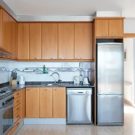 Med A 2 Kilometros Andando De La Playa, Del Puerto De Aguadoc Y A 4 Del Centro De Muy Soleada Todo El Dia Capacidad Superior A 16 Personas No Requiere Coche