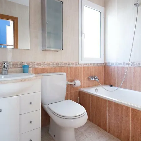 Med A 2 Kilometros Andando De La Playa, Del Puerto De Aguadoc Y A 4 Del Centro De Muy Soleada Todo El Dia Capacidad Superior A 16 Personas No Requiere Coche Villa *