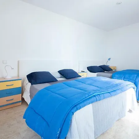 Med A 2 Kilometros Andando De La Playa, Del Puerto De Aguadoc Y A 4 Del Centro De Muy Soleada Todo El Dia Capacidad Superior A 16 Personas No Requiere Coche Villa *