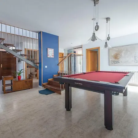 Med A 2 Kilometros Andando De La Playa, Del Puerto De Aguadoc Y A 4 Del Centro De Muy Soleada Todo El Dia Capacidad Superior A 16 Personas No Requiere Coche Sitges