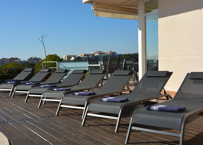 Med A 2 Kilometros Andando De La Playa, Del Puerto De Aguadoc Y A 4 Del Centro De Muy Soleada Todo El Dia Capacidad Superior A 16 Personas No Requiere Coche Sitges