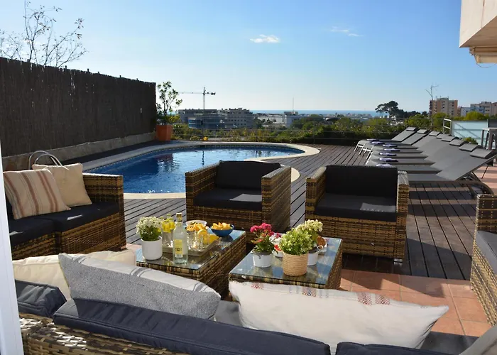 Med A 2 Kilometros Andando De La Playa, Del Puerto De Aguadoc Y A 4 Del Centro De Muy Soleada Todo El Dia Capacidad Superior A 16 Personas No Requiere Coche