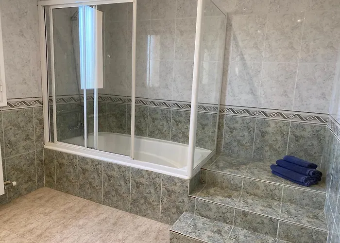 Med A 2 Kilometros Andando De La Playa, Del Puerto De Aguadoc Y A 4 Del Centro De Muy Soleada Todo El Dia Capacidad Superior A 16 Personas No Requiere Coche *