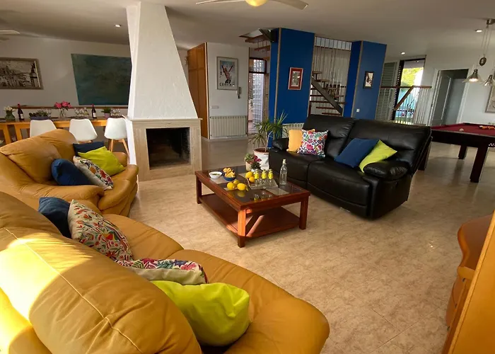 Villa Med A 2 Kilometros Andando De La Playa, Del Puerto De Aguadoc Y A 4 Del Centro De Muy Soleada Todo El Dia Capacidad Superior A 16 Personas No Requiere Coche Sitges