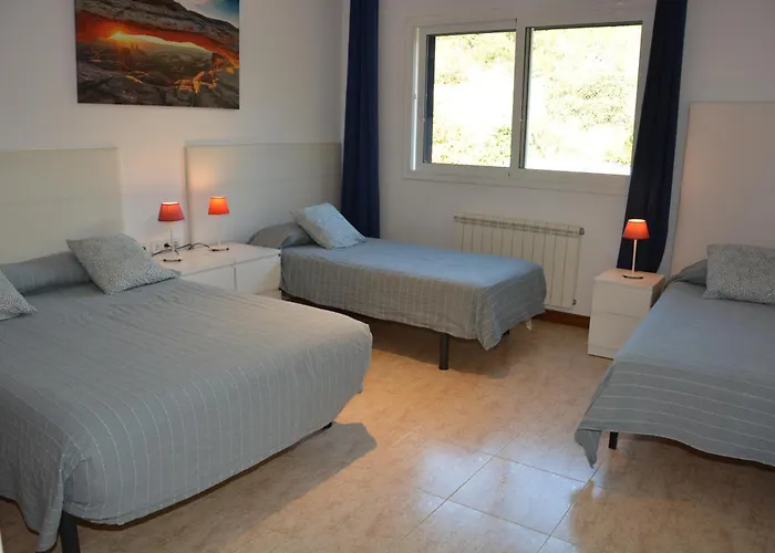 Med A 2 Kilometros Andando De La Playa, Del Puerto De Aguadoc Y A 4 Del Centro De Muy Soleada Todo El Dia Capacidad Superior A 16 Personas No Requiere Coche