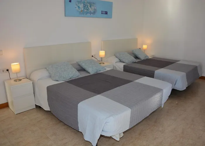 Villa Med A 2 Kilometros Andando De La Playa, Del Puerto De Aguadoc Y A 4 Del Centro De Muy Soleada Todo El Dia Capacidad Superior A 16 Personas No Requiere Coche Sitges