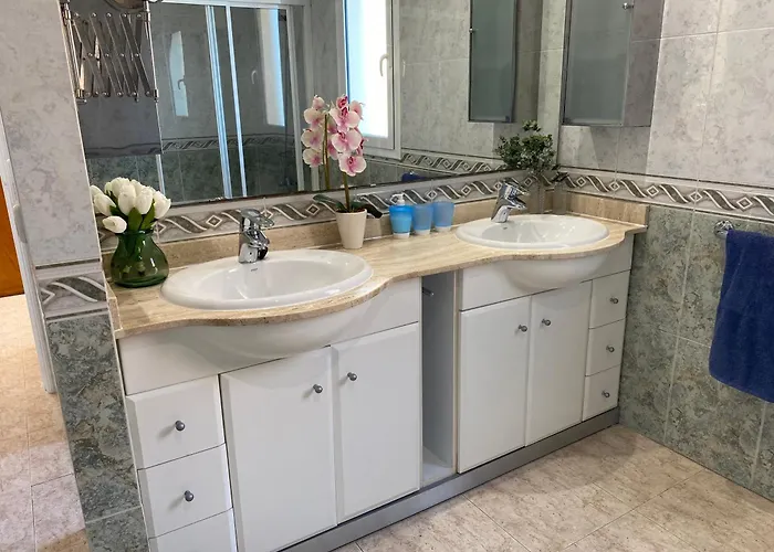 Villa Med A 2 Kilometros Andando De La Playa, Del Puerto De Aguadoc Y A 4 Del Centro De Muy Soleada Todo El Dia Capacidad Superior A 16 Personas No Requiere Coche