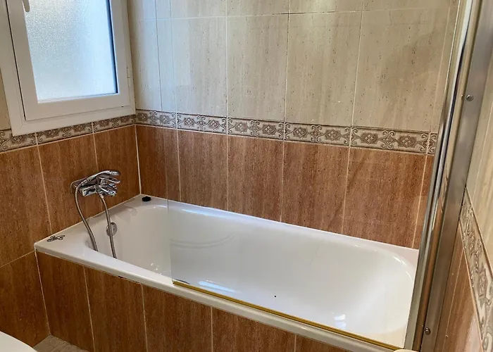 Med A 2 Kilometros Andando De La Playa, Del Puerto De Aguadoc Y A 4 Del Centro De Muy Soleada Todo El Dia Capacidad Superior A 16 Personas No Requiere Coche Villa *