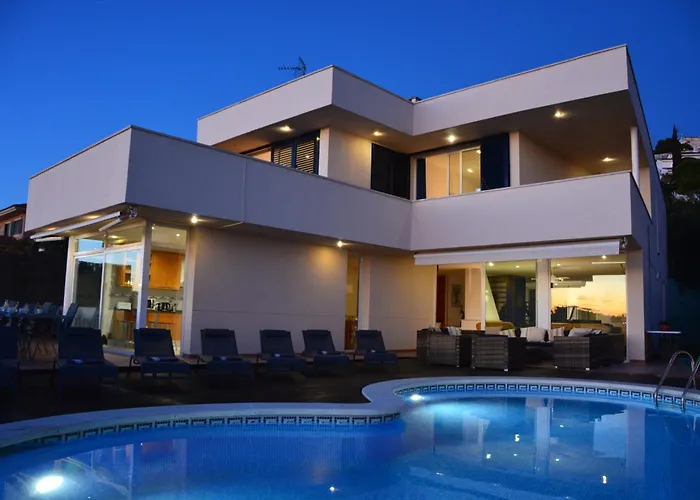 Med A 2 Kilometros Andando De La Playa, Del Puerto De Aguadoc Y A 4 Del Centro De Muy Soleada Todo El Dia Capacidad Superior A 16 Personas No Requiere Coche Villa Sitges