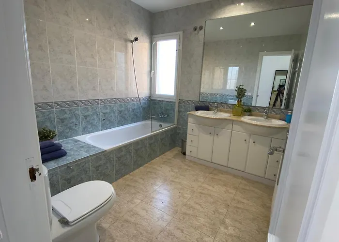 Villa Med A 2 Kilometros Andando De La Playa, Del Puerto De Aguadoc Y A 4 Del Centro De Muy Soleada Todo El Dia Capacidad Superior A 16 Personas No Requiere Coche *