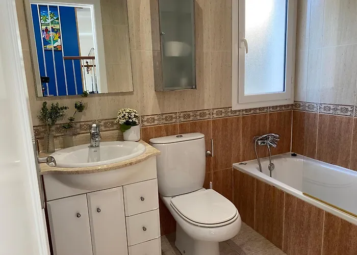 Med A 2 Kilometros Andando De La Playa, Del Puerto De Aguadoc Y A 4 Del Centro De Muy Soleada Todo El Dia Capacidad Superior A 16 Personas No Requiere Coche Villa Sitges