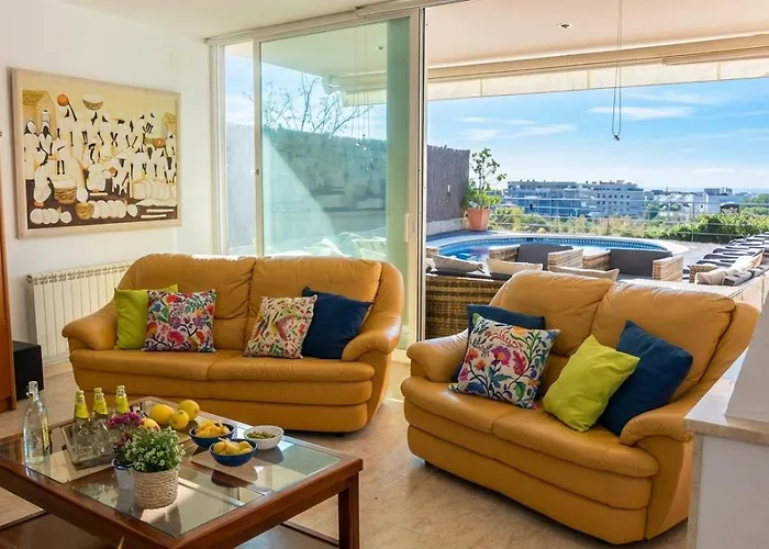 Villa Med A 2 Kilometros Andando De La Playa, Del Puerto De Aguadoc Y A 4 Del Centro De Muy Soleada Todo El Dia Capacidad Superior A 16 Personas No Requiere Coche Sitges