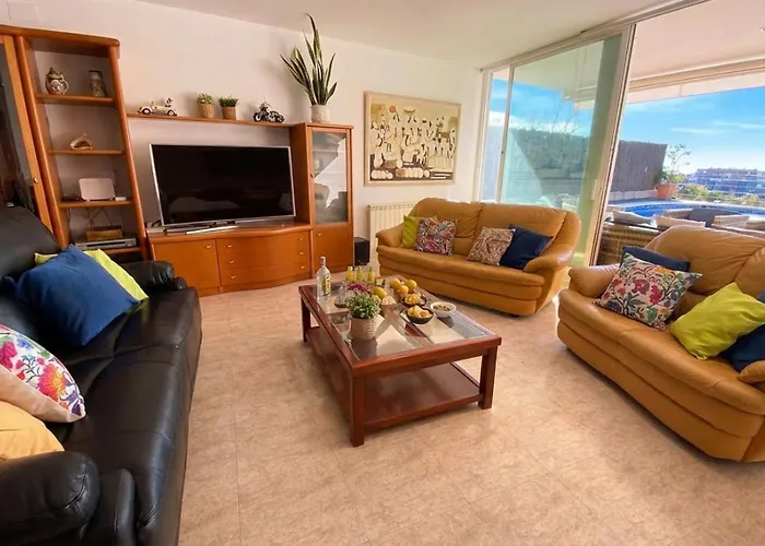 Med A 2 Kilometros Andando De La Playa, Del Puerto De Aguadoc Y A 4 Del Centro De Muy Soleada Todo El Dia Capacidad Superior A 16 Personas No Requiere Coche Villa Sitges