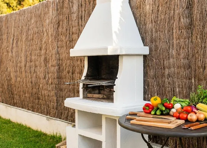 Med A 2 Kilometros Andando De La Playa, Del Puerto De Aguadoc Y A 4 Del Centro De Muy Soleada Todo El Dia Capacidad Superior A 16 Personas No Requiere Coche