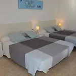 Villa Med A 2 Kilometros Andando De La Playa, Del Puerto De Aguadoç Y A 4 Del Centro De Muy Soleada Todo El Dia Capacidad Superior A 16 Personas No Requiere Coche Sitges