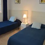 Med A 2 Kilometros Andando De La Playa, Del Puerto De Aguadoç Y A 4 Del Centro De Muy Soleada Todo El Dia Capacidad Superior A 16 Personas No Requiere Coche Sitges