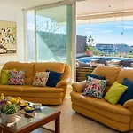 Villa Med A 2 Kilometros Andando De La Playa, Del Puerto De Aguadoç Y A 4 Del Centro De Muy Soleada Todo El Dia Capacidad Superior A 16 Personas No Requiere Coche Sitges