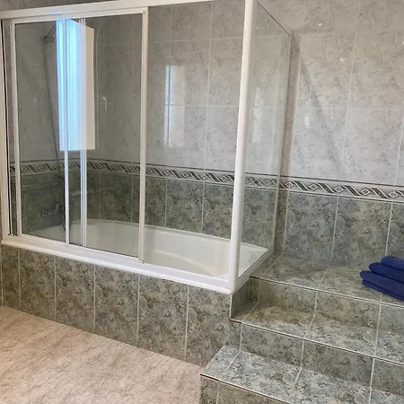 Med A 2 Kilometros Andando De La Playa, Del Puerto De Aguadoc Y A 4 Del Centro De Muy Soleada Todo El Dia Capacidad Superior A 16 Personas No Requiere Coche *