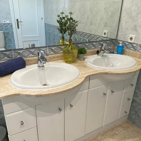 Med A 2 Kilometros Andando De La Playa, Del Puerto De Aguadoc Y A 4 Del Centro De Muy Soleada Todo El Dia Capacidad Superior A 16 Personas No Requiere Coche Willa *