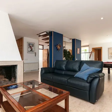 Med A 2 Kilometros Andando De La Playa, Del Puerto De Aguadoç Y A 4 Del Centro De Muy Soleada Todo El Dia Capacidad Superior A 16 Personas No Requiere Coche Villa *