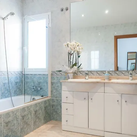 Med A 2 Kilometros Andando De La Playa, Del Puerto De Aguadoc Y A 4 Del Centro De Muy Soleada Todo El Dia Capacidad Superior A 16 Personas No Requiere Coche סיטגס