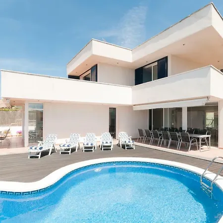 Med A 2 Kilometros Andando De La Playa, Del Puerto De Aguadoç Y A 4 Del Centro De Muy Soleada Todo El Dia Capacidad Superior A 16 Personas No Requiere Coche Villa