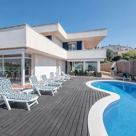 Med A 2 Kilometros Andando De La Playa, Del Puerto De Aguadoç Y A 4 Del Centro De Muy Soleada Todo El Dia Capacidad Superior A 16 Personas No Requiere Coche * Sitges