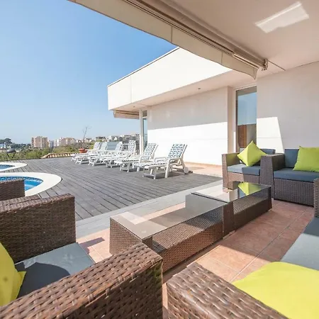 Med A 2 Kilometros Andando De La Playa, Del Puerto De Aguadoc Y A 4 Del Centro De Muy Soleada Todo El Dia Capacidad Superior A 16 Personas No Requiere Coche *