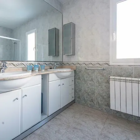 Med A 2 Kilometros Andando De La Playa, Del Puerto De Aguadoc Y A 4 Del Centro De Muy Soleada Todo El Dia Capacidad Superior A 16 Personas No Requiere Coche * סיטגס