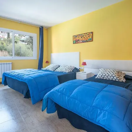 Med A 2 Kilometros Andando De La Playa, Del Puerto De Aguadoç Y A 4 Del Centro De Muy Soleada Todo El Dia Capacidad Superior A 16 Personas No Requiere Coche