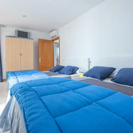 Med A 2 Kilometros Andando De La Playa, Del Puerto De Aguadoc Y A 4 Del Centro De Muy Soleada Todo El Dia Capacidad Superior A 16 Personas No Requiere Coche