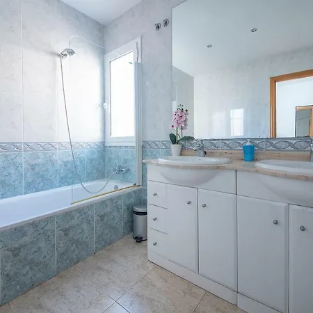 Med A 2 Kilometros Andando De La Playa, Del Puerto De Aguadoç Y A 4 Del Centro De Muy Soleada Todo El Dia Capacidad Superior A 16 Personas No Requiere Coche