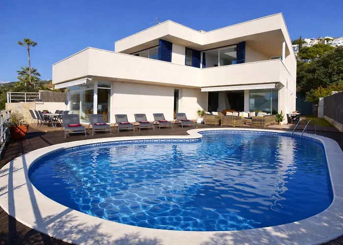 Med A 2 Kilometros Andando De La Playa, Del Puerto De Aguadoc Y A 4 Del Centro De Muy Soleada Todo El Dia Capacidad Superior A 16 Personas No Requiere Coche * Sitges