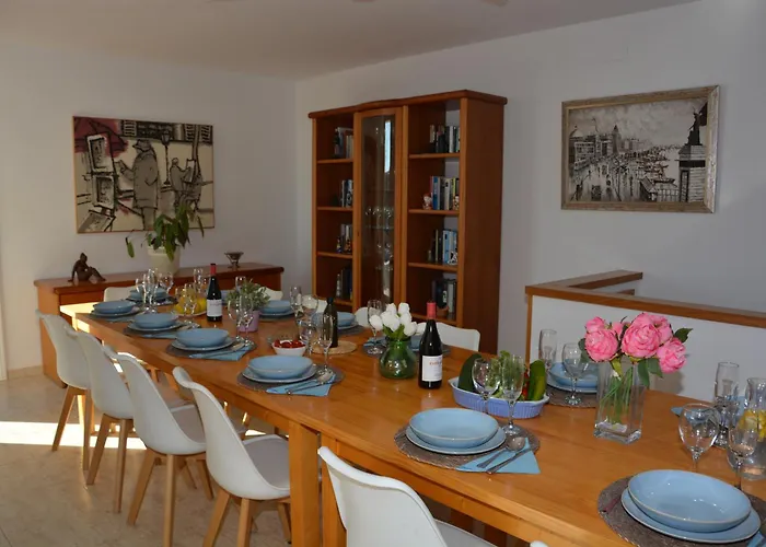 Med A 2 Kilometros Andando De La Playa, Del Puerto De Aguadoc Y A 4 Del Centro De Muy Soleada Todo El Dia Capacidad Superior A 16 Personas No Requiere Coche