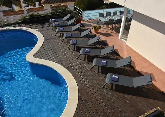 Med A 2 Kilometros Andando De La Playa, Del Puerto De Aguadoc Y A 4 Del Centro De Muy Soleada Todo El Dia Capacidad Superior A 16 Personas No Requiere Coche Sitges