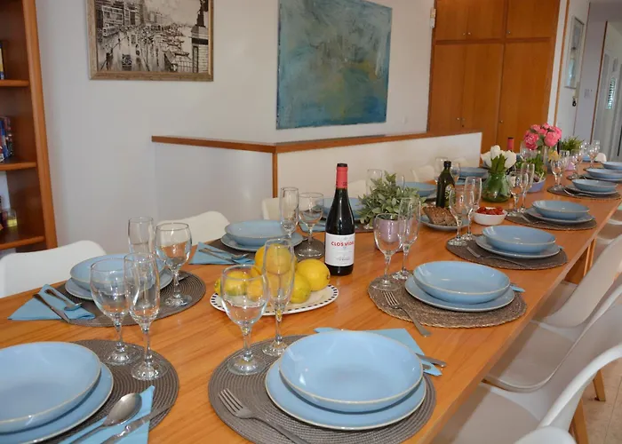 Med A 2 Kilometros Andando De La Playa, Del Puerto De Aguadoc Y A 4 Del Centro De Muy Soleada Todo El Dia Capacidad Superior A 16 Personas No Requiere Coche Sitges