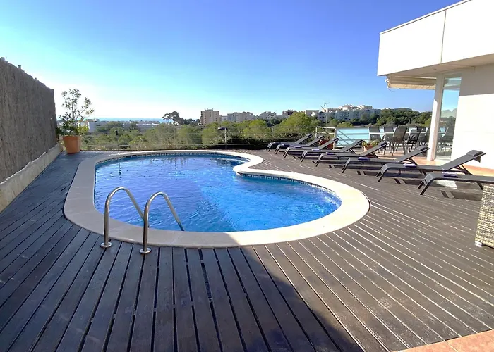 Med A 2 Kilometros Andando De La Playa, Del Puerto De Aguadoc Y A 4 Del Centro De Muy Soleada Todo El Dia Capacidad Superior A 16 Personas No Requiere Coche